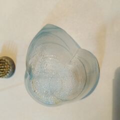 3枚花びらのミニクリスタル花瓶と専用剣山の画像