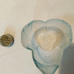 3枚花びらのミニクリスタル花瓶と専用剣山の画像