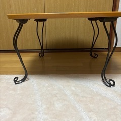 おしゃれな猫足テーブルの画像