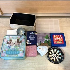 お菓子の缶など、小物入れの画像