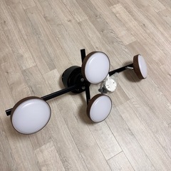 ヒーター、机、照明
の画像