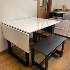 ダイニングテーブルの画像