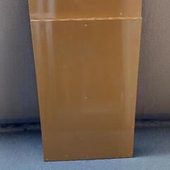 トイレットペーパー、ベニヤ板、バスケットボールの画像