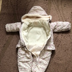 女の子用冬用つなぎジャンバーと冬用靴の画像