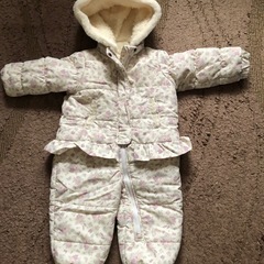 女の子用冬用つなぎジャンバーと冬用靴の画像