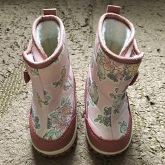 女の子用冬用つなぎジャンバーと冬用靴の画像