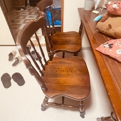 テーブルとイスの画像