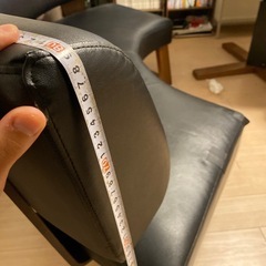 革張り円曲ソファーの画像