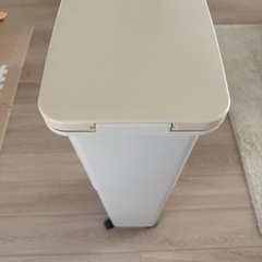 キャスター付きゴミ箱
の画像