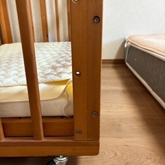 木製ベビーベッドの画像