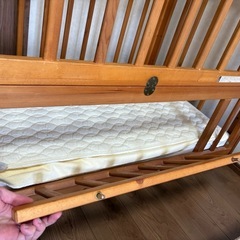 木製ベビーベッドの画像