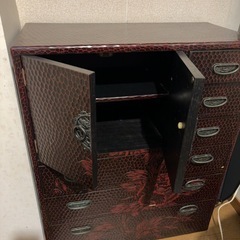 鎌倉彫　扉と大小３段引き出しと鏡台のセットの画像