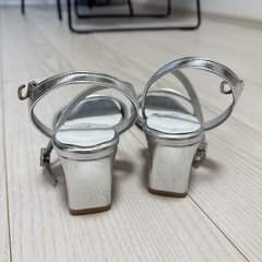 早めにお引き取り可能な方に 🌼【DIANA Artemis シルバー サンダル】の画像
