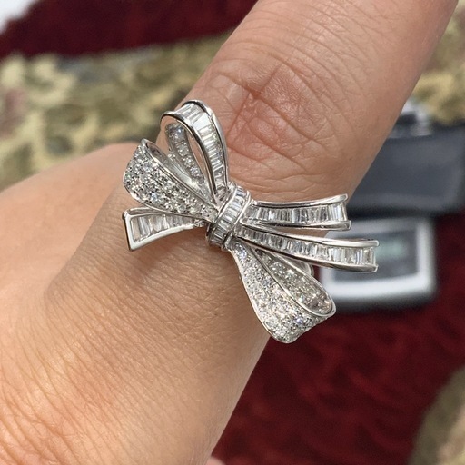 K18WG リボンモチーフ　ダイヤリング　5.7g 約17.5号　0.8ct