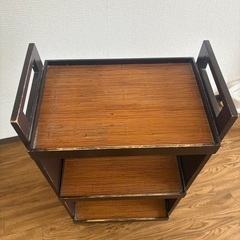 キャスター付きアンティークな棚の画像