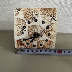 フリーマンセラミックス ボタニカルエンボス加工 スタンディングクロックの画像
