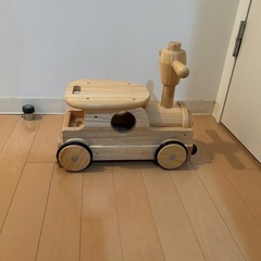 子供の乗るおもちゃ　木製の画像