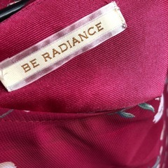 be radiance ブラウスの画像
