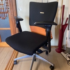 フィーゴチェア オカムラ 肘付ミドルバックチェアの画像
