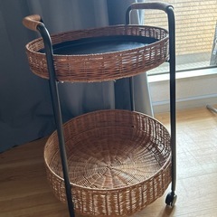 イケアのLUBBANワゴンテーブルの画像