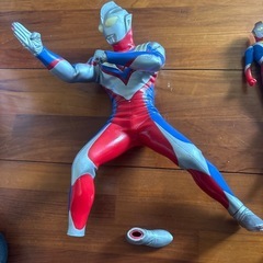 【まとめて】 ウルトラマンのおもちゃとオレンジのやむつの画像