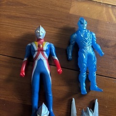 【まとめて】 ウルトラマンのおもちゃとオレンジのやむつの画像