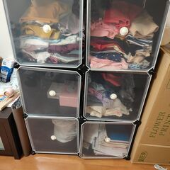 組立タイプの服棚の画像