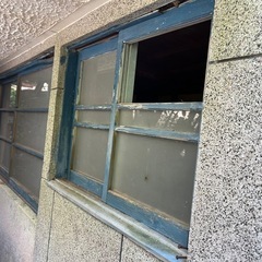 昭和初期　木枠の小窓　スモークガラスの画像