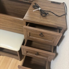 ドレッサー(鏡・収納・スツール・電源付き)の画像