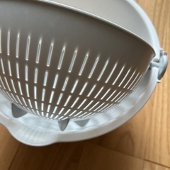 お米を研ぐ時に便利です　ザルが回転するボールの画像