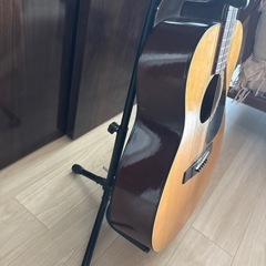 アコースティックギター(スタンド付き)の画像