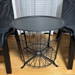 IKEAの椅子とテーブルの画像
