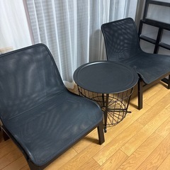 IKEAの椅子とテーブルの画像