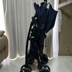 アップリカ　軽量折りたたみベビーカー　風通しウィンドウ付きの画像