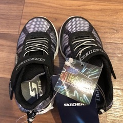 🌟定価の半額以下です🌟 子供用★SKECHERS光るスニーカー(新品未使用✨)の画像
