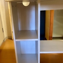 IKEAのデスク 木製の白い机の画像