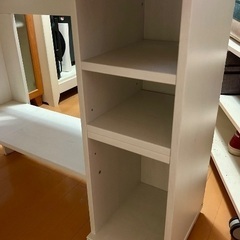 IKEAのデスク 木製の白い机の画像