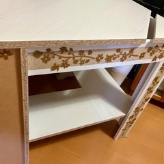 IKEAのデスク 木製の白い机の画像