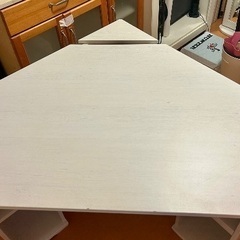 IKEAのデスク 木製の白い机の画像