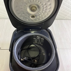 🉐シンプルブラック炊飯器の画像