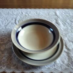 同柄の皿とボウル皿のセットの画像