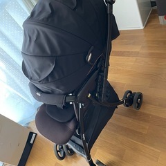 Apricaのベビーカー、ラクーナビッテソファークッションの画像