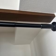押入れなどの目隠しに　カーテン2枚とスチール黒突っ張り棒セットの画像