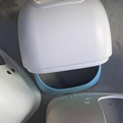 システムトイレの上の屋根のみ 4つの画像