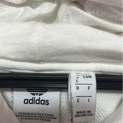 adidasロゴパーカーの画像