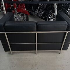本革製！ル・コルビュジェ LC2 2P / LC2 Sofa 2Pタイプのソファーです。とてもよく似たデザインでカッコいいですよ！の画像