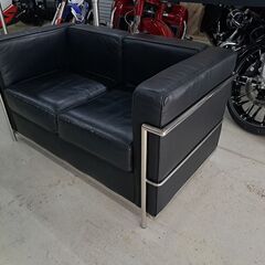本革製！ル・コルビュジェ LC2 2P / LC2 Sofa 2Pタイプのソファーです。とてもよく似たデザインでカッコいいですよ！の画像