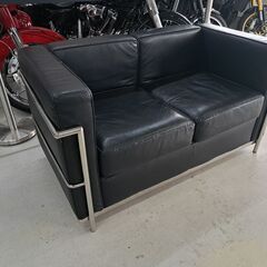本革製！ル・コルビュジェ LC2 2P / LC2 Sofa 2Pタイプのソファーです。とてもよく似たデザインでカッコいいですよ！の画像