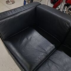 本革製！ル・コルビュジェ LC2 2P / LC2 Sofa 2Pタイプのソファーです。とてもよく似たデザインでカッコいいですよ！の画像