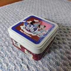 Tokyo Disneylandのお土産のお菓子の缶３つの画像